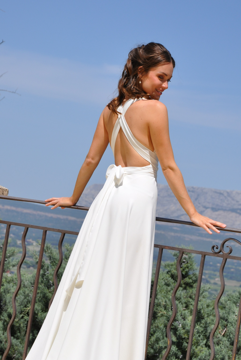 Robe de mariée grand décolleté dans le dos