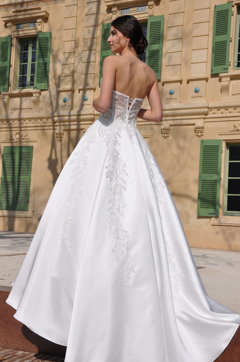 Robe de mariée  princesse en satin et perles