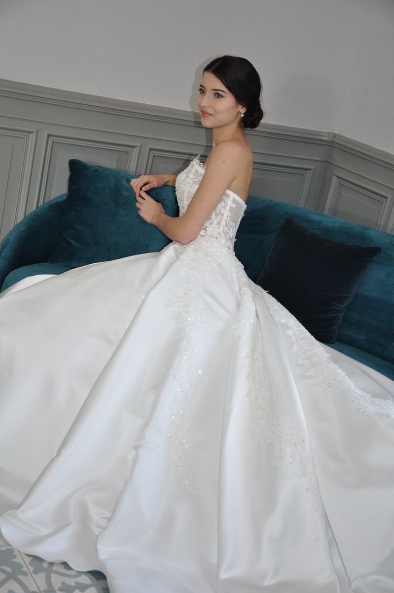 Robe de mariée  princesse en satin et perles