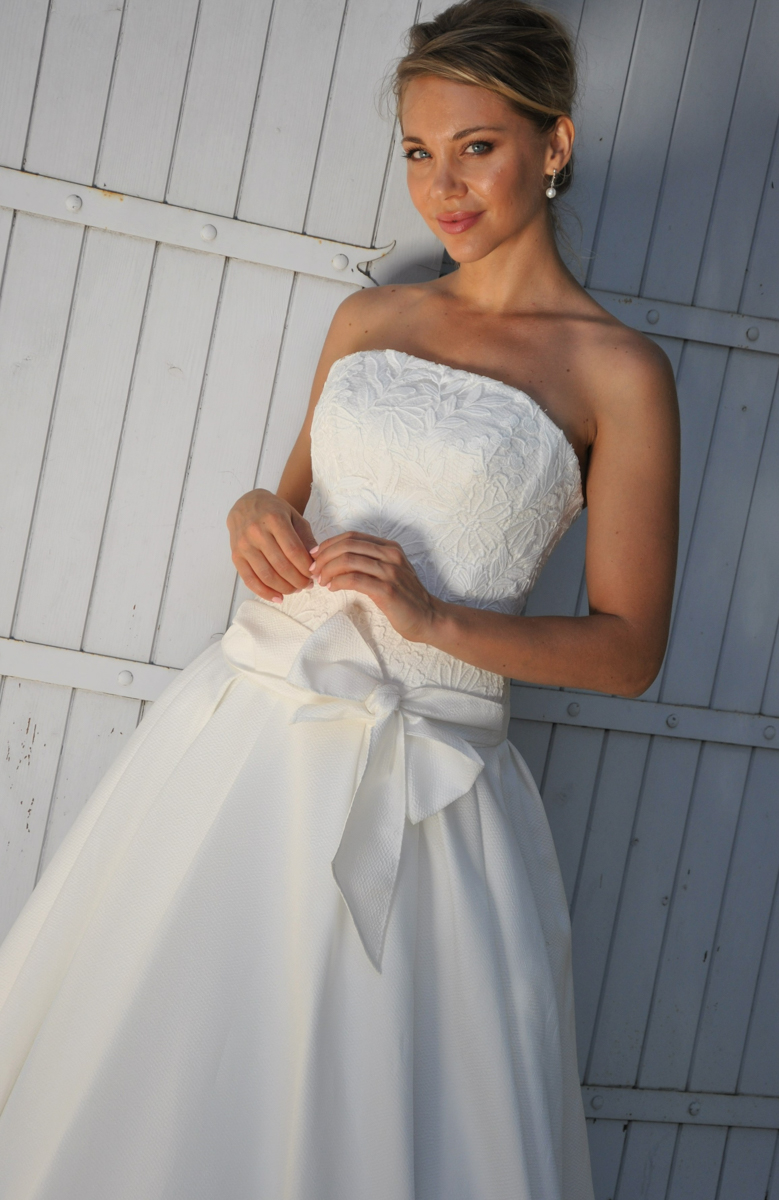 Robe de mariée simple en satin avec bustier en dentelle