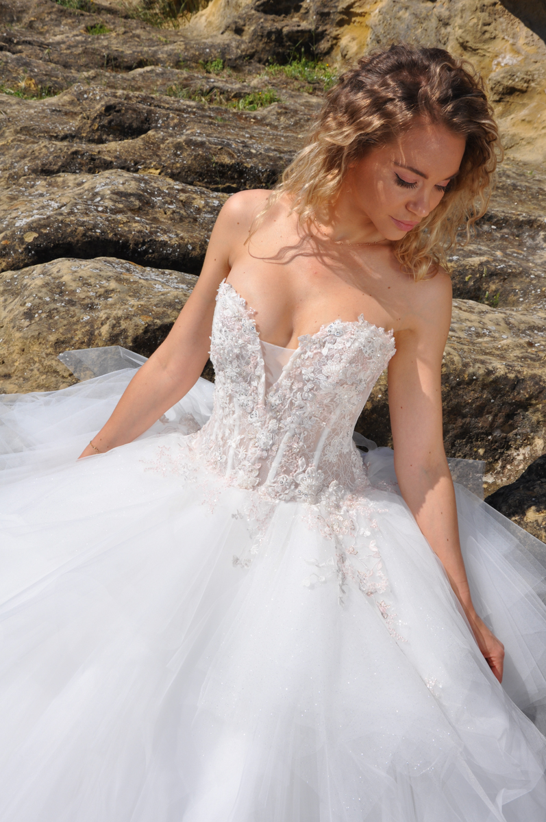 Robe de mariée romantique en dentelle perlée