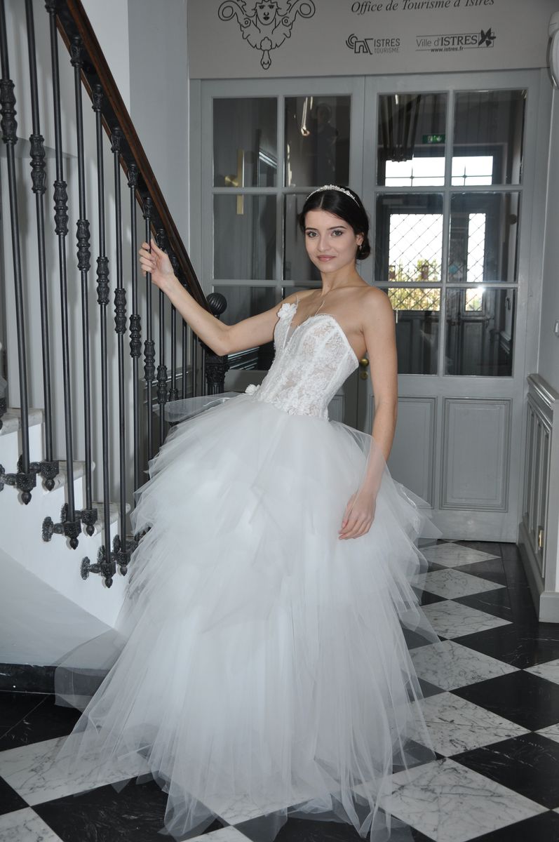 Robe de mariée en tulle transformable courte devant