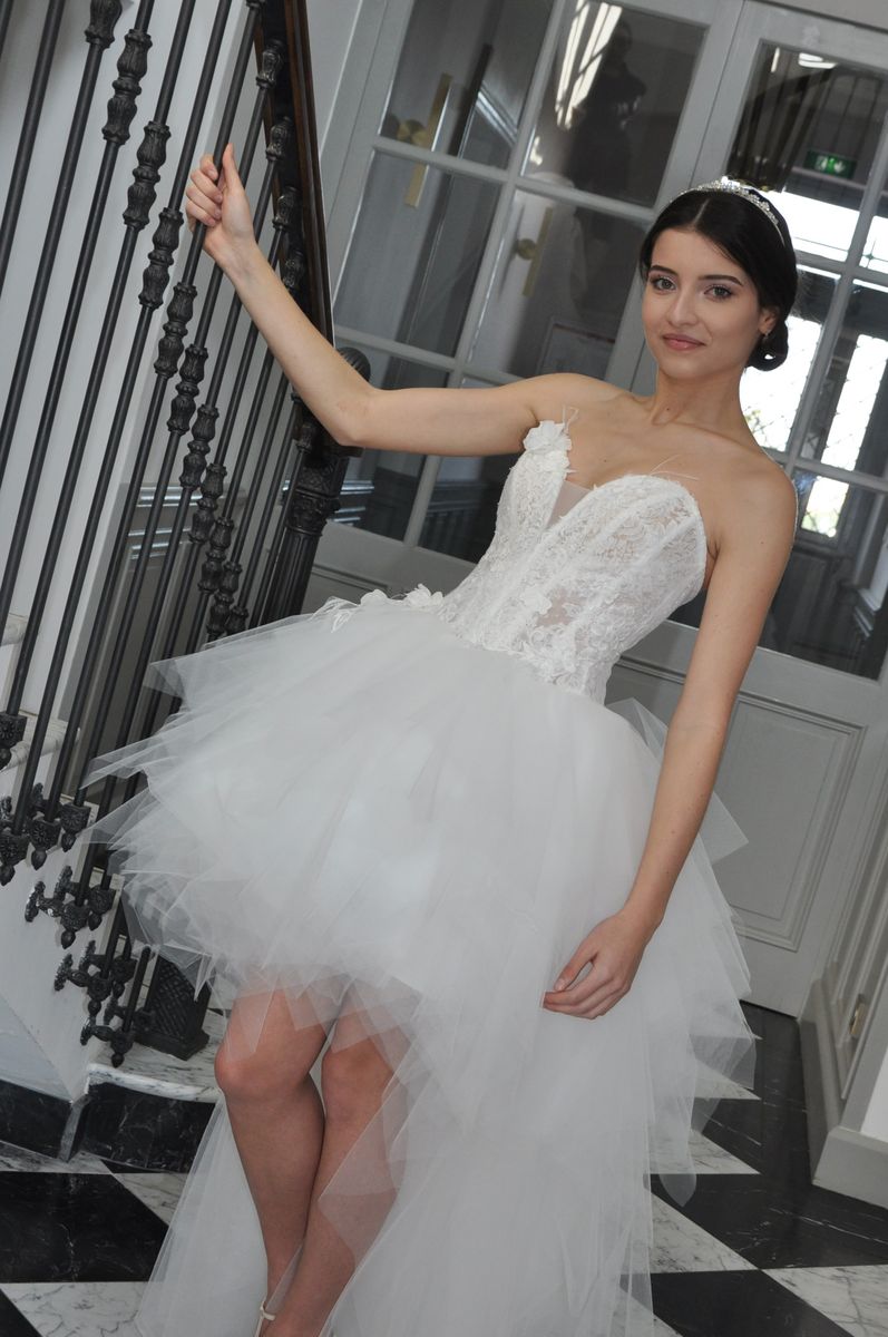 Robe de mariée transformable 2 versions : longue ou courte devant et longue derrière