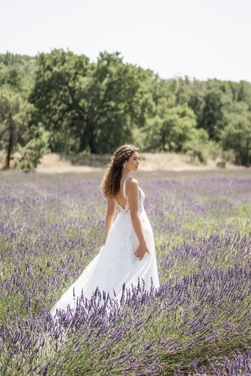 Robe de mariée grand décolleté au dos