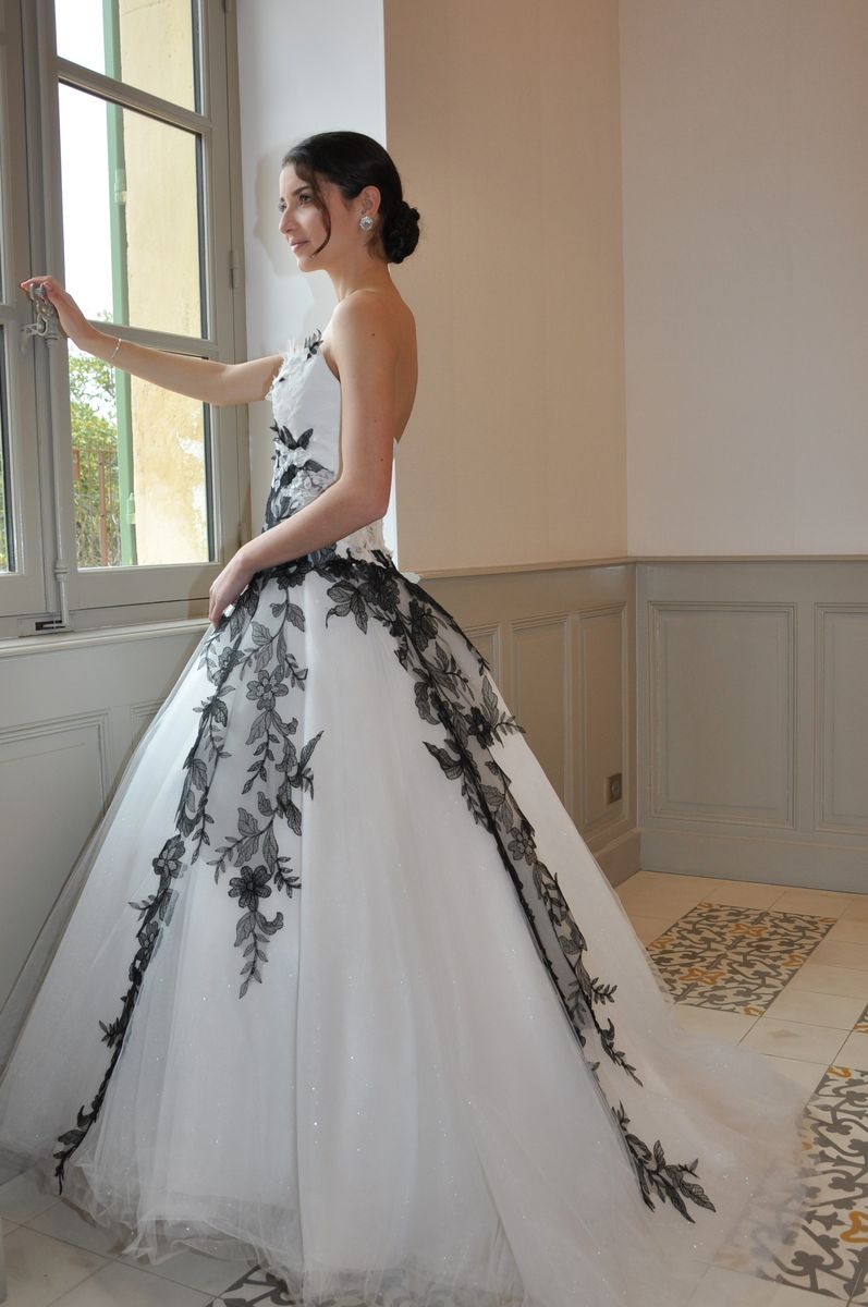 Robe de mariée blanche et noire