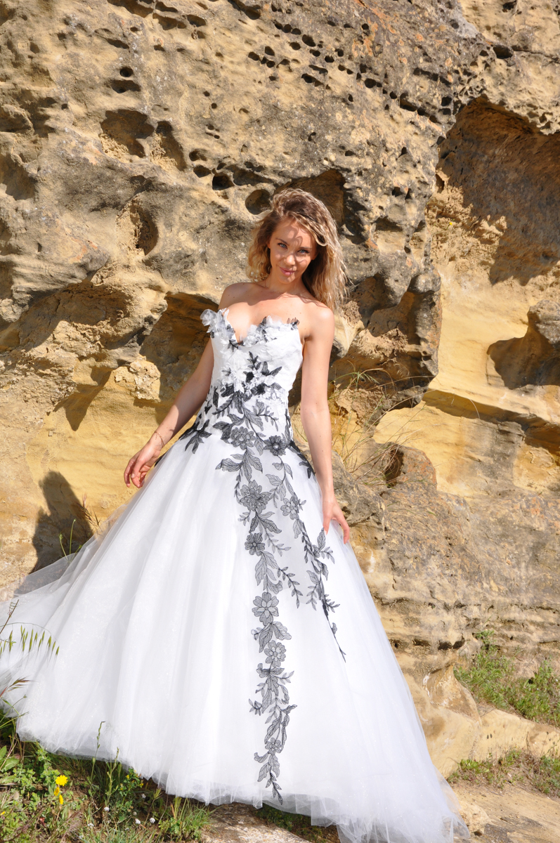 Robe de mariée noire et blanche