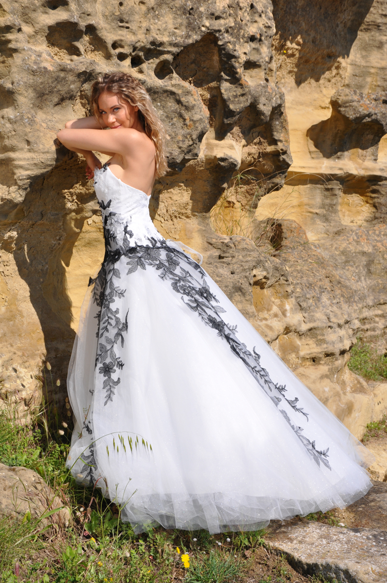 Robe de mariée noire et blanche