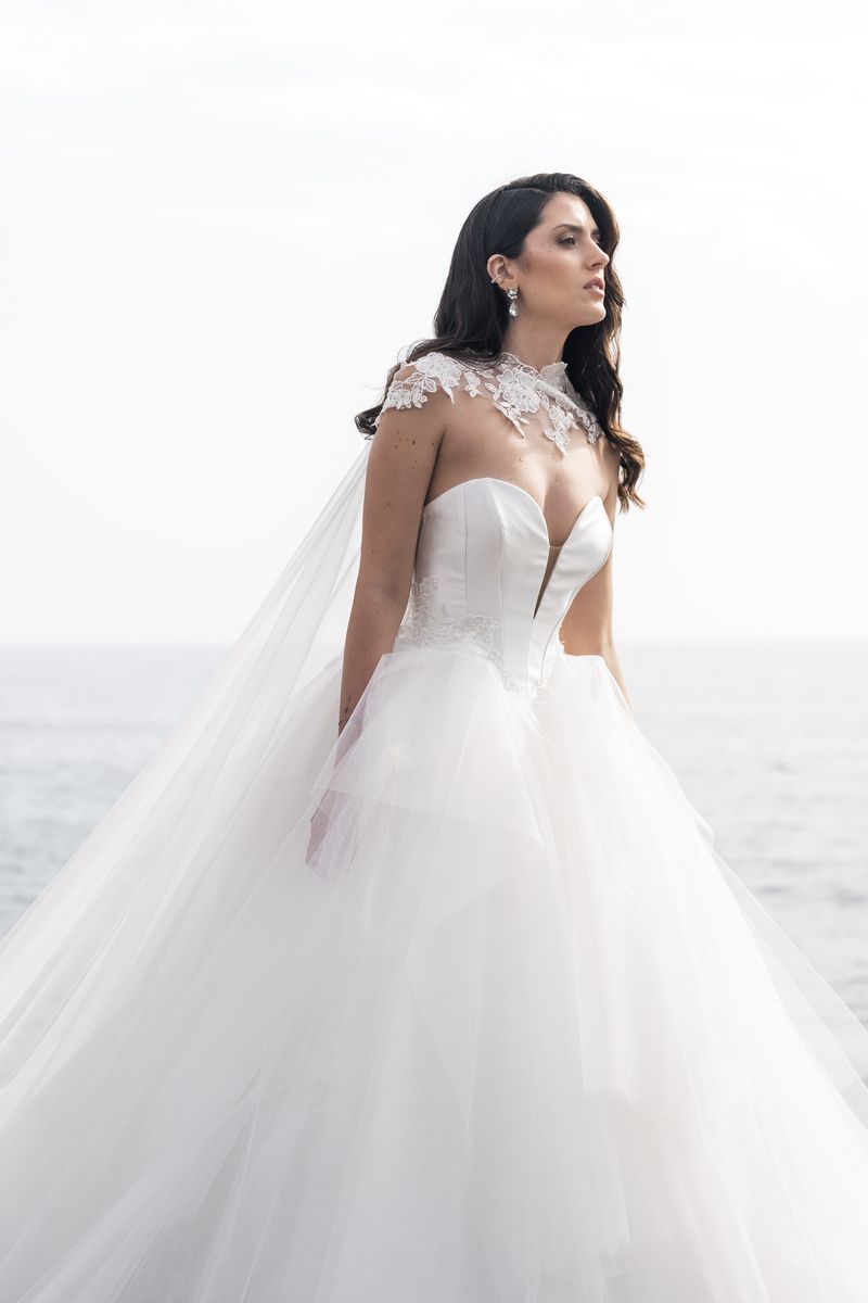 Robe de mariée en tulle forme princesse, cape pour robe de mariée