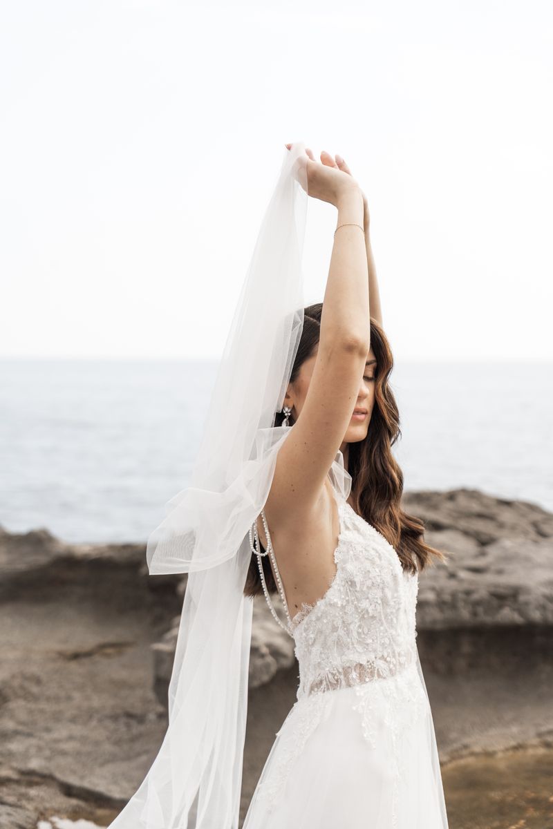 Mariage bohème chic ave cette robe de mariée finement perlée