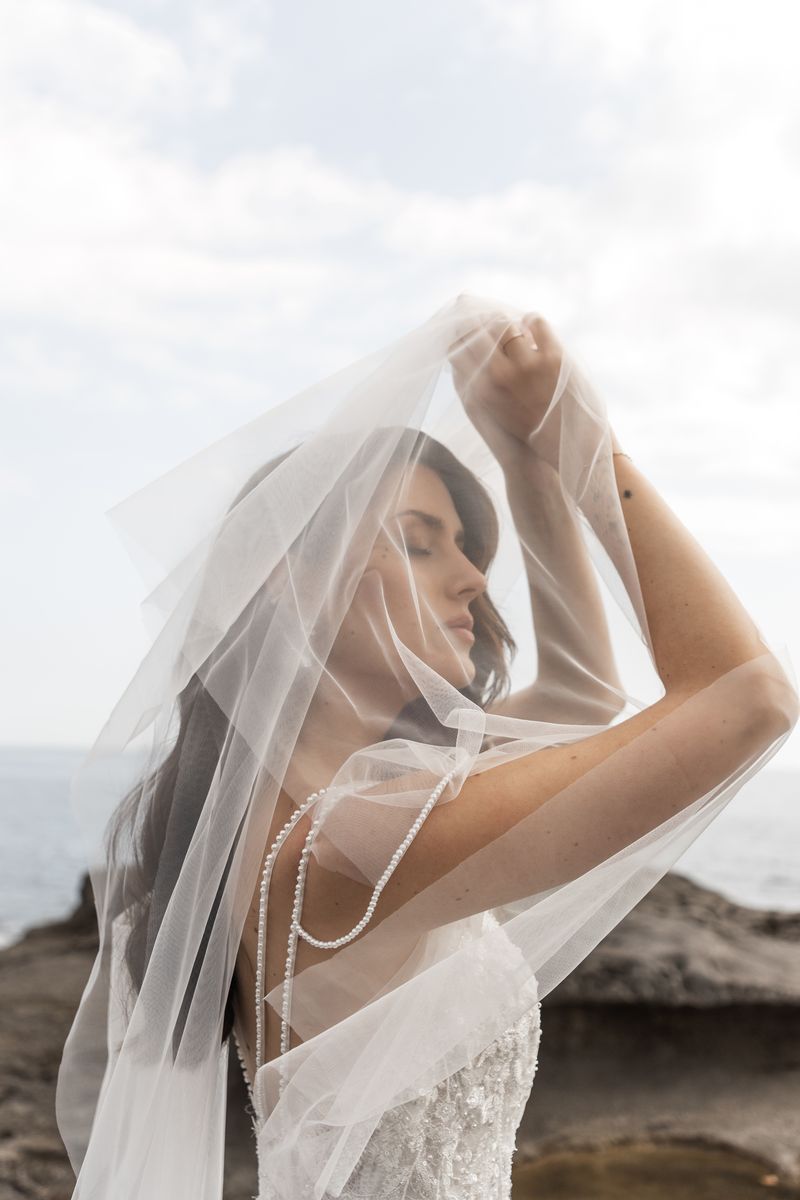 Mariage bohème chic ave cette robe de mariée finement perlée