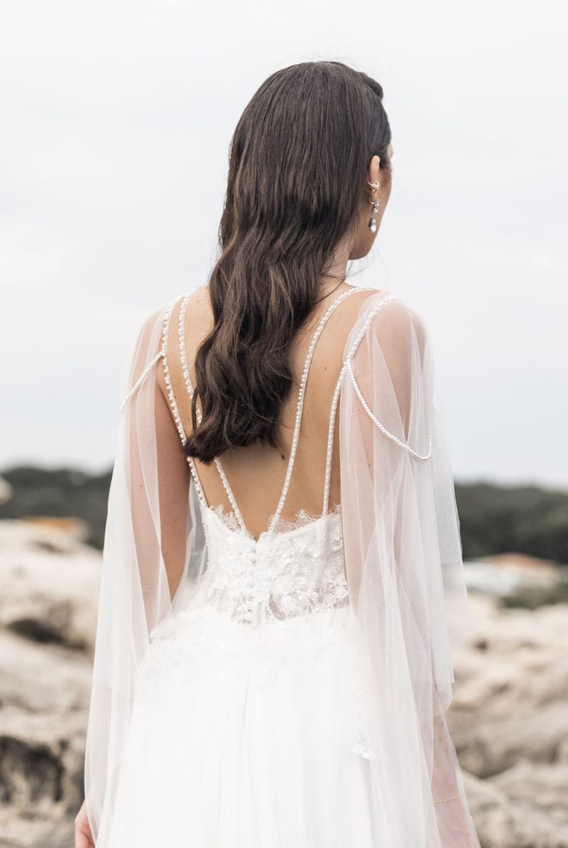 Mariage bohème chic ave cette robe de mariée finement perlée