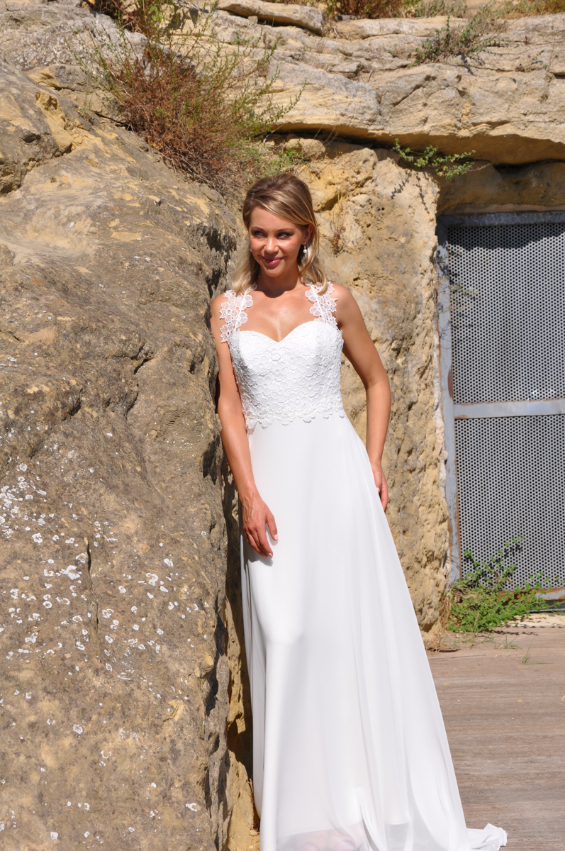 Robe de mariée bohème chic en dentelle avec décolleté dans le dos