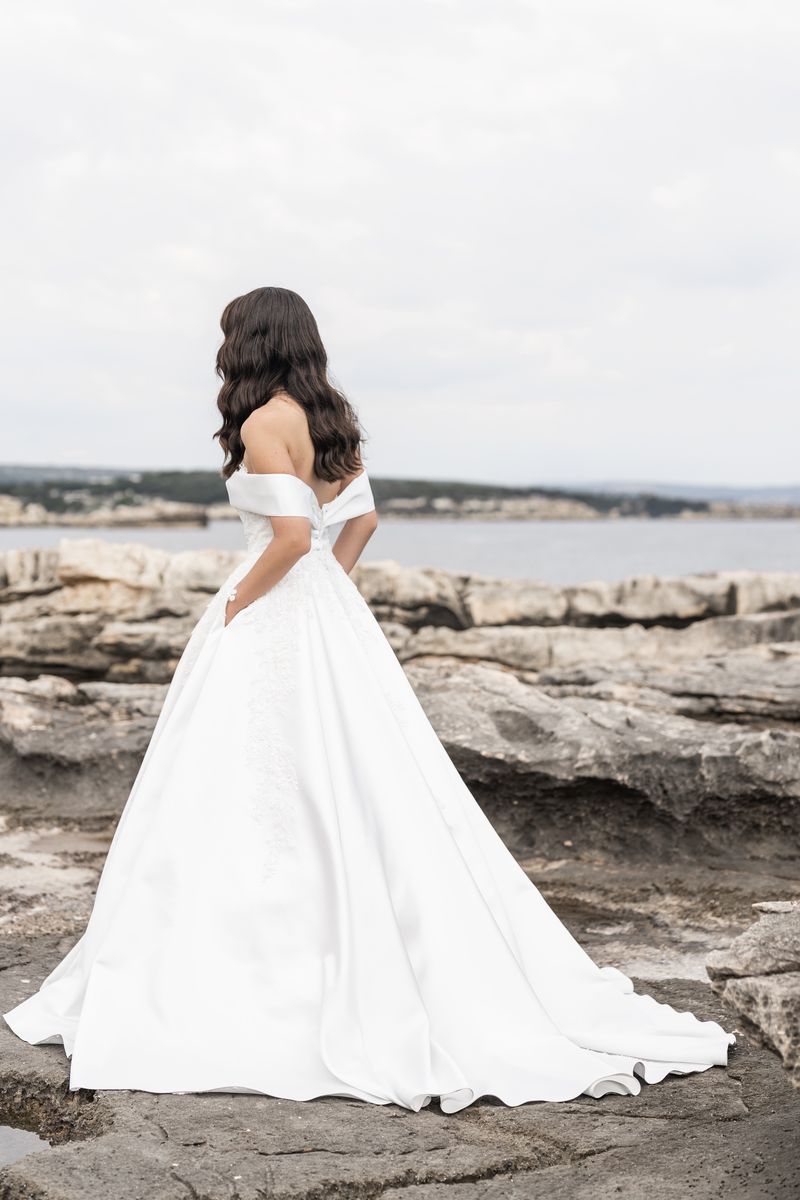Robe de mariée en satin col bateau